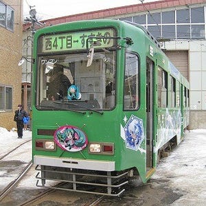 札幌の路面電車がますますみっくみくな件 - フルラッピング「雪ミク電車」