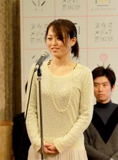 メディア芸術祭会見 大賞の岩岡ヒサエが感激スピーチ マイナビニュース