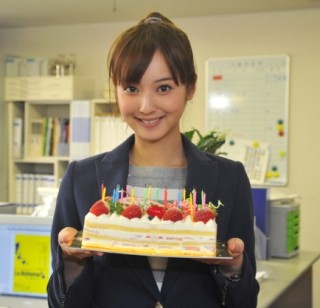 佐々木希、24歳の誕生日をドラマ現場で祝福! 「将来はトリマーになりたい」