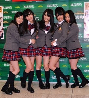 NMB48東京握手会にファン1000人が集結 高校卒業の山本&渡辺「まだ制服で!｣