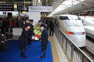 東海道・山陽新幹線300系&100系引退 - 東京駅にはファンら1,000人以上