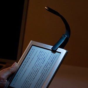 サンワサプライ、タブレットや書籍をはさんで使えるクリップ式のLEDライト