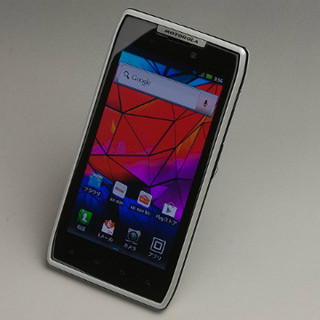 KDDIのAndroidスマホ「MOTOROLA RAZR」を試す - 厚さ7.1mmの薄型堅牢スマホの実力は?