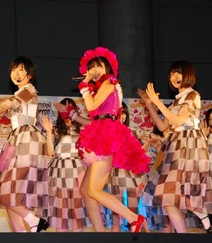 AKB48指原莉乃&乃木坂46、お互いの健闘をたたえた合同ライブで観客熱狂!