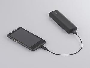 バッファロー、市販の乾電池でiPhoneやスマホが充電可能なモバイル充電器