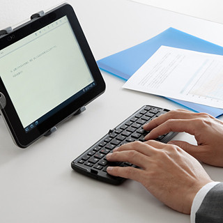 サンワダイレクト、iOSとAndroidに対応した折りたたみBluetoothキーボード