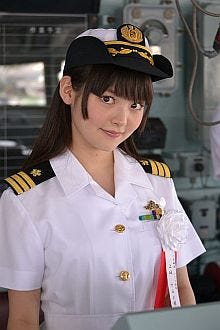 ミリタリーファンの声優 上坂すみれが護衛艦の1日艦長に 制服姿で大興奮 マイナビニュース