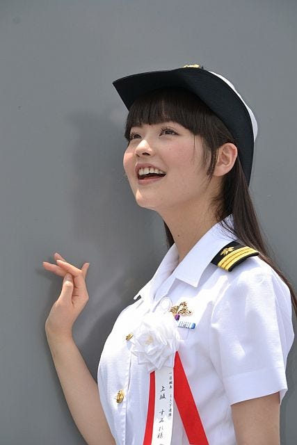 ミリタリーファンの声優・上坂すみれが護衛艦の1日艦長に! 制服姿で大興奮 | マイナビニュース