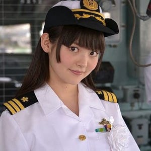 ミリタリーファンの声優・上坂すみれが護衛艦の1日艦長に! 制服姿で大興奮