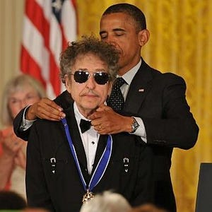 オバマ大統領、ボブ・ディランに自由勲章を授与「正直、本当に大ファン」