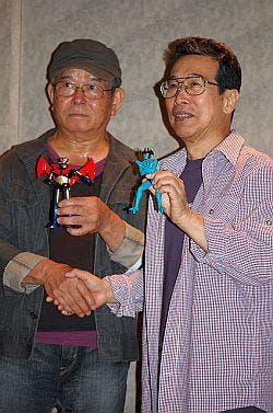 マジンガーz 兜甲児と デビルマン 不動明が握手 39年ぶりに夢の共演 マイナビニュース