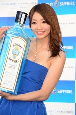 眞鍋かをり 胸元セクシードレス姿で豪快な飲みっぷり ゴクゴクいける マイナビニュース