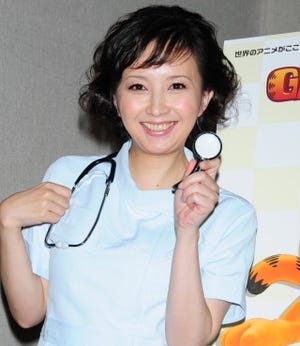 高橋由美子、女医さんコスプレ姿で「街に繰り出しますか!」とノリノリ