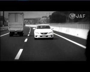 もし高速道路で逆走車と遭遇したら!?　事故回避ポイントを動画で解説 - JAF
