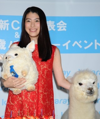 成海璃子、アルパカと美脚の共演 - 20歳の目標はお酒と選挙