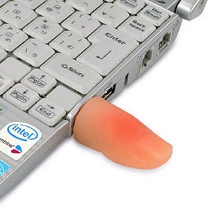 こ、これは……。本物そっくりな「親指USBメモリ」