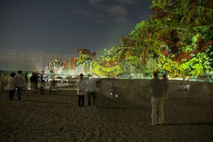 月の名所、高知県桂浜の観月会は、デジタル掛け軸でいつもと違う桂浜を演出