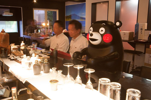 くまモンが熊本の深き酒の世界へといざなう 熊本の美酒 美食を味わうバー マイナビニュース