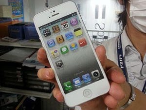 iPhone 5とされる非公式サンプルモックを秋葉原のショップが展示