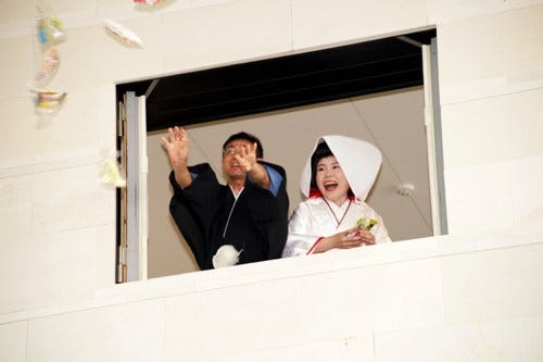 名古屋の結婚式はあまりの豪華さに家が傾く 結婚式の 今と昔 マイナビニュース