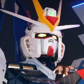 「ガンダムフロント東京」で3D写真が撮れる新サービス"SHOT-G"に潜入! 早速ストフリに乗ってきました