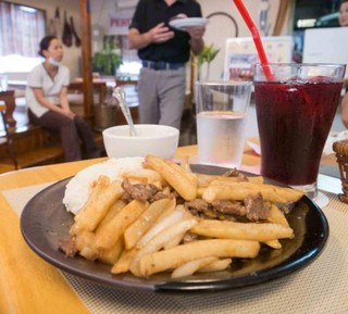 沖縄の「ゲーツー」で、写真家・新垣誠オススメのオキナワソウルフード巡り