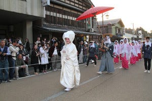 新潟県津川にて 闇夜に行われる幻想的な 狐の嫁入り行列 とは マイナビニュース