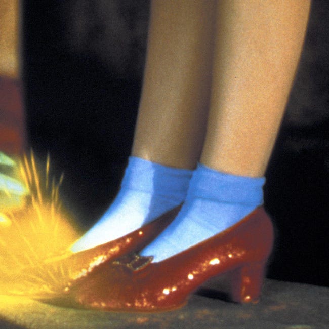 映画『オズの魔法使い』でドロシーが履いたルビーの靴がイギリス 