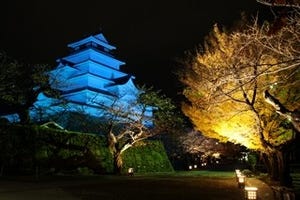 福島県会津若松市で、紅葉で色づく鶴ヶ城をライトアップ!