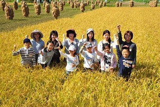 宮城県で稲刈り体験!　三菱ジャー炊飯器発売40周年「稲刈りイベント」