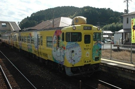 岡山県を走る津山線の列車がなんとも楽しげな装い 美咲町ラッピング列車 マイナビニュース