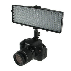 常時点灯可能で動画撮影もバッチリ、アクセサリシューに装着できるLEDライト