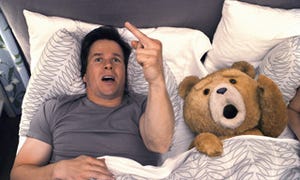 コメディー映画『テッド』、挑発的なポーズをとった新たな場面写真公開