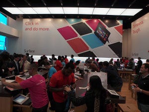 Surfaceもあった「Windows 8」米国発表イベント - タイムズスクエアの深夜販売も大賑わいに