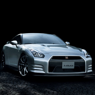 日産、レースからのフィードバックを反映させた「GT-R」の13年モデル発表