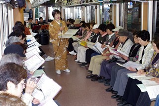 群馬県、栃木県に路線を持つ「わたらせ渓谷鐡道」で生演奏を伴奏に合唱!