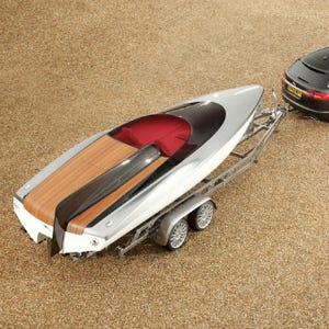 ジャガー、新型「XFスポーツブレーク」発売記念のスピードボートを発表
