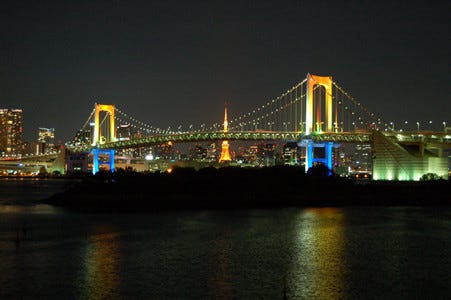 東京都 芝浦とお台場をつなぐ レインボーブリッジ が虹色にライトアップ マイナビニュース