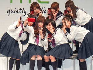 HTCチョウCEOとKDDI田中社長がauの2012年冬モデル「HTC J butterfly」をアピール