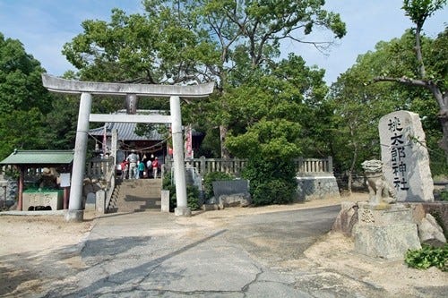 桃太郎と家来の墓も 桃太郎神社の本家は香川県高松市にある マイナビニュース