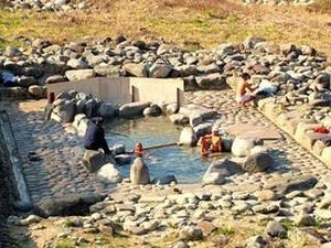 岐阜県の下呂温泉にはものすごく開放的な無料露天風呂がある!?