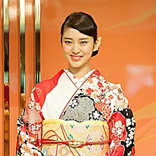 武井咲「色っぽくなりたい」と抱負 - 剛力、忽那らオスカー8人が晴れ着披露