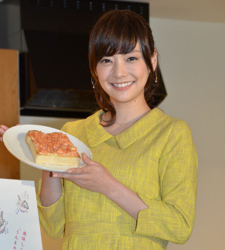 倉科カナ、「いつも楽しく作ってます」とエプロン姿で"ズボラ飯"を実演