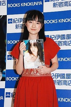 小島藤子 10代最後の写真集に 大人な雰囲気を醸し出せたらいいな と笑顔 マイナビニュース
