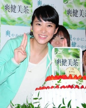 武井咲、サプライズの誕生日ケーキに大喜び「いい女優になる」と19歳の抱負