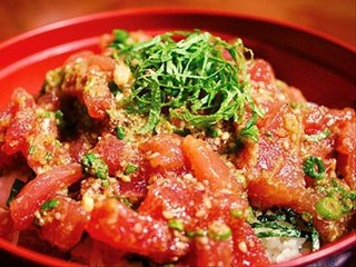 大分県には、マグロをビビンパ並みに「かき混ぜて」食べる海鮮丼がある!?