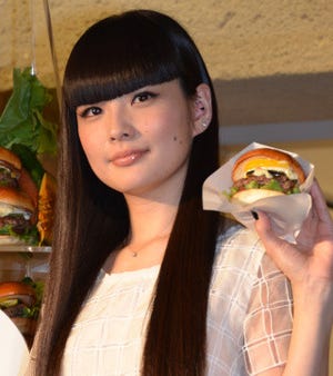 九重親方、愛娘・秋元梢のお手製"九重親子バーガー"に「美味しいです」