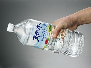 サントリー天然水、軽量化した2Lペットボトルを導入