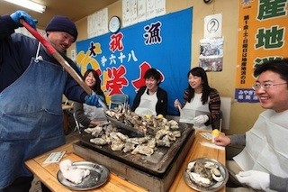 宮城県・岩手県の三陸海岸で続々復活中の「牡蠣小屋」で冬の味覚を堪能!