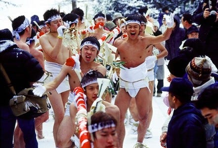 秋田県の真冬の奇祭 水をかぶり日本海の寒風を裸で受け止めて神社に参拝 マイナビニュース